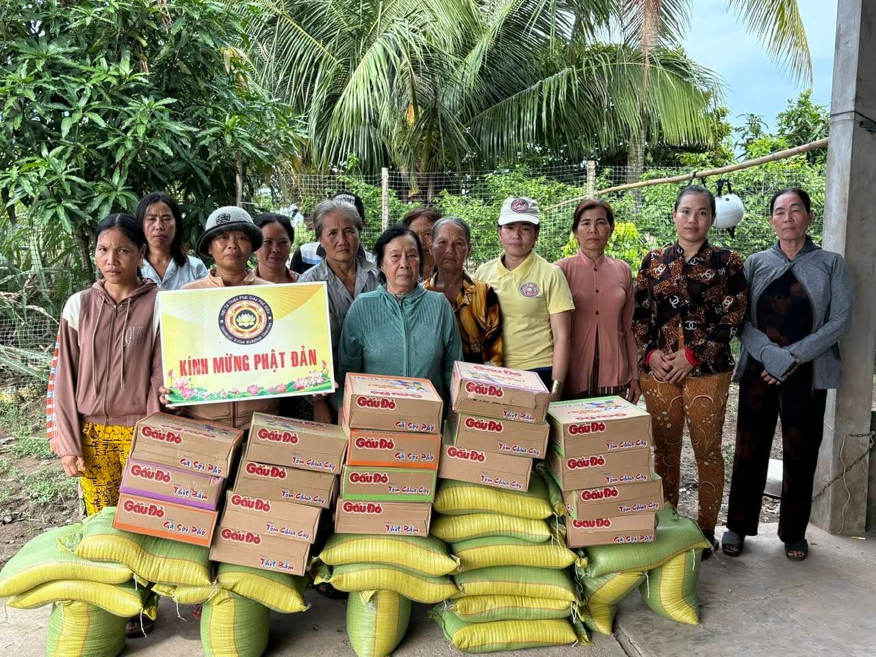 Từ thiện mùa Phật đản — 12