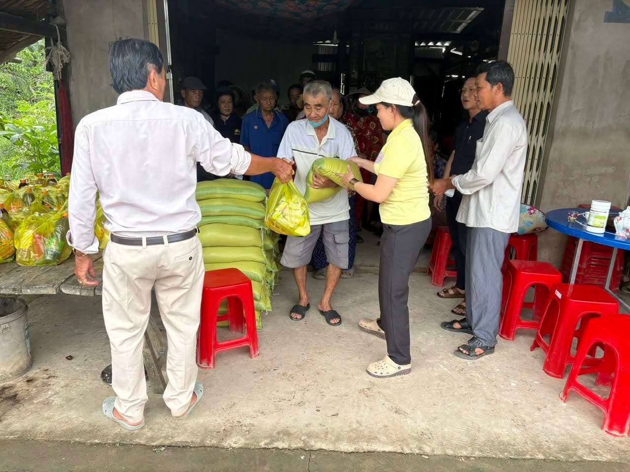 Từ thiện mùa Phật đản — 11