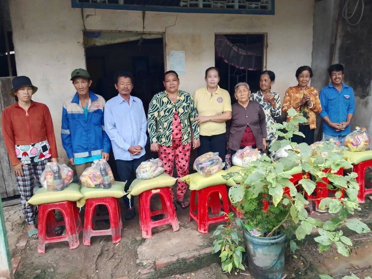 Từ thiện mùa Phật đản — 10