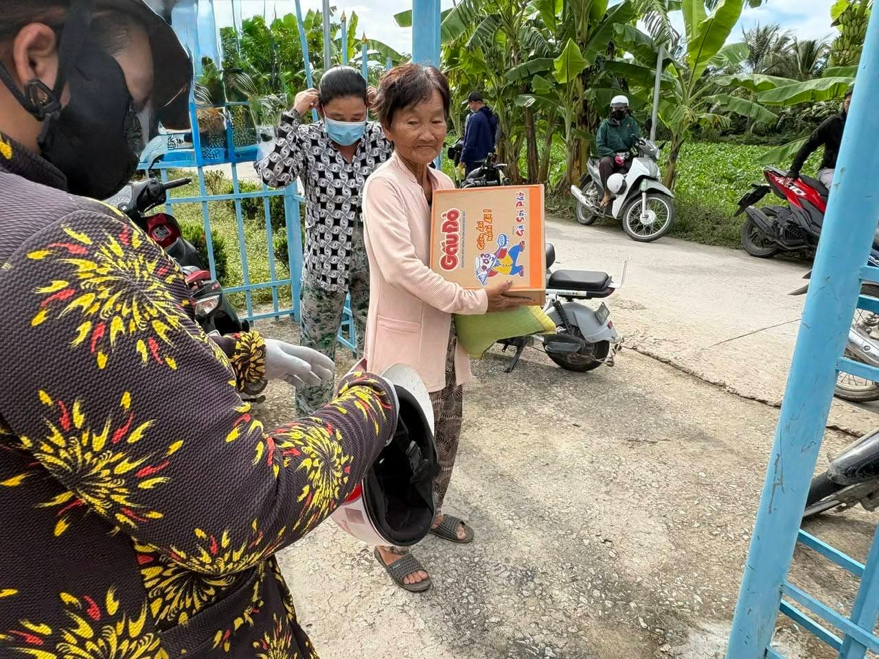 Từ thiện mùa Phật đản — 9