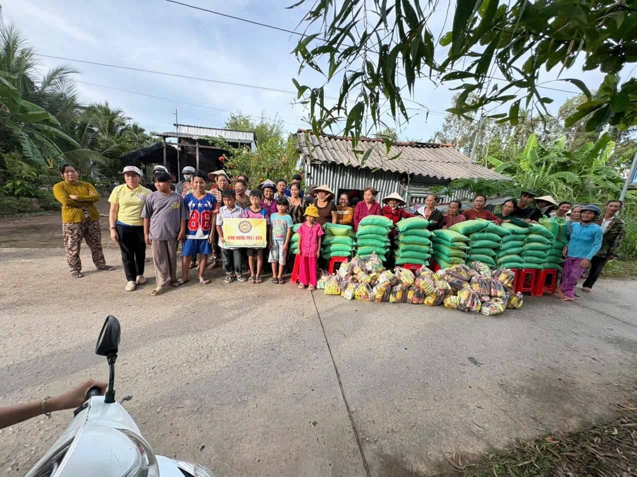 Từ thiện mùa Phật đản