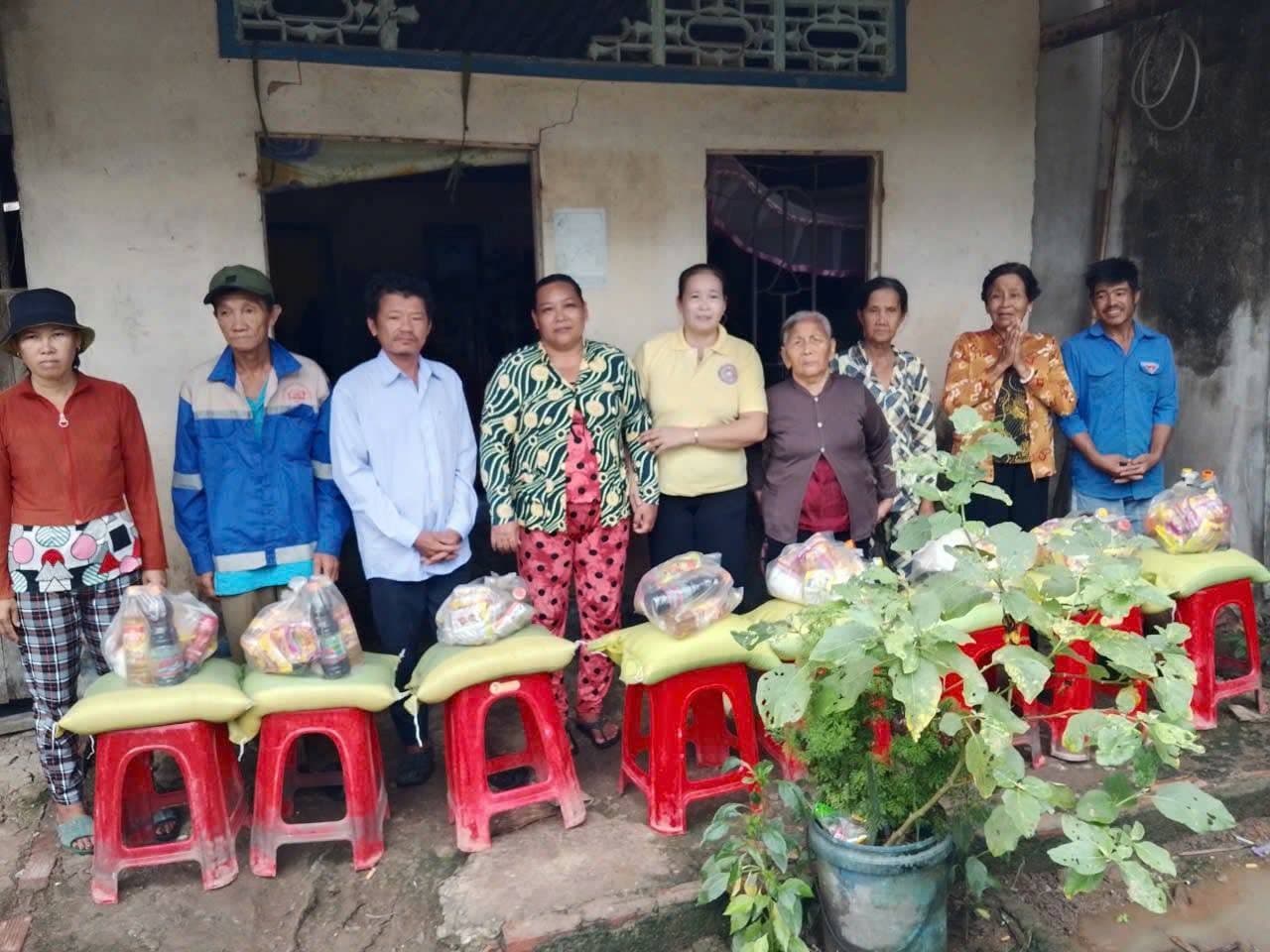 Từ thiện mùa Phật đản — 5