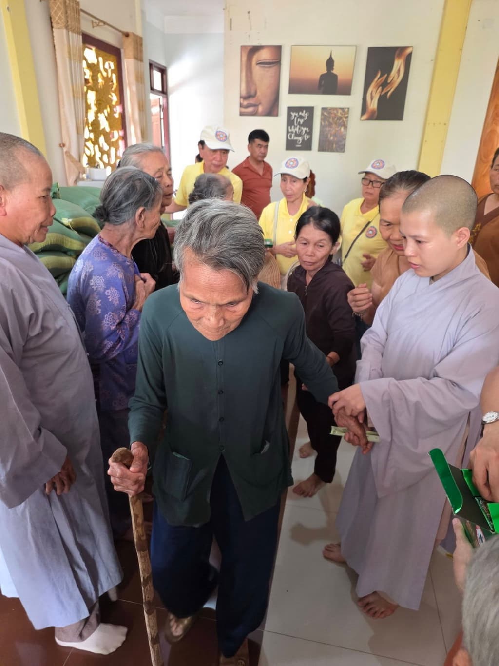 Từ thiện mùa Phật đản — 8
