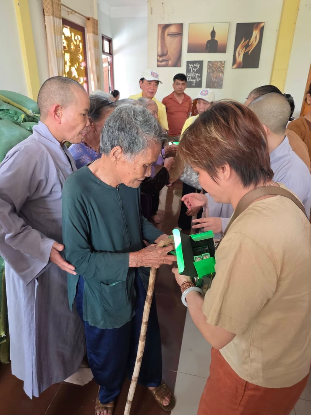 Từ thiện mùa Phật đản — 12