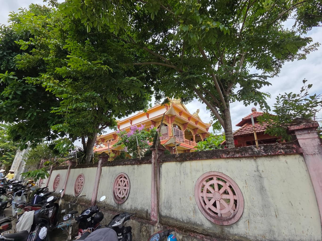 Từ thiện mùa Phật đản