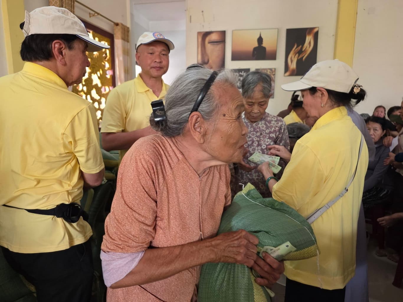 Từ thiện mùa Phật đản — 10