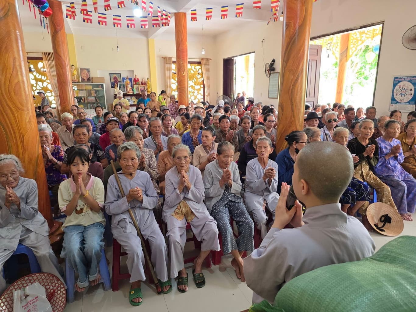 Từ thiện mùa Phật đản — 4