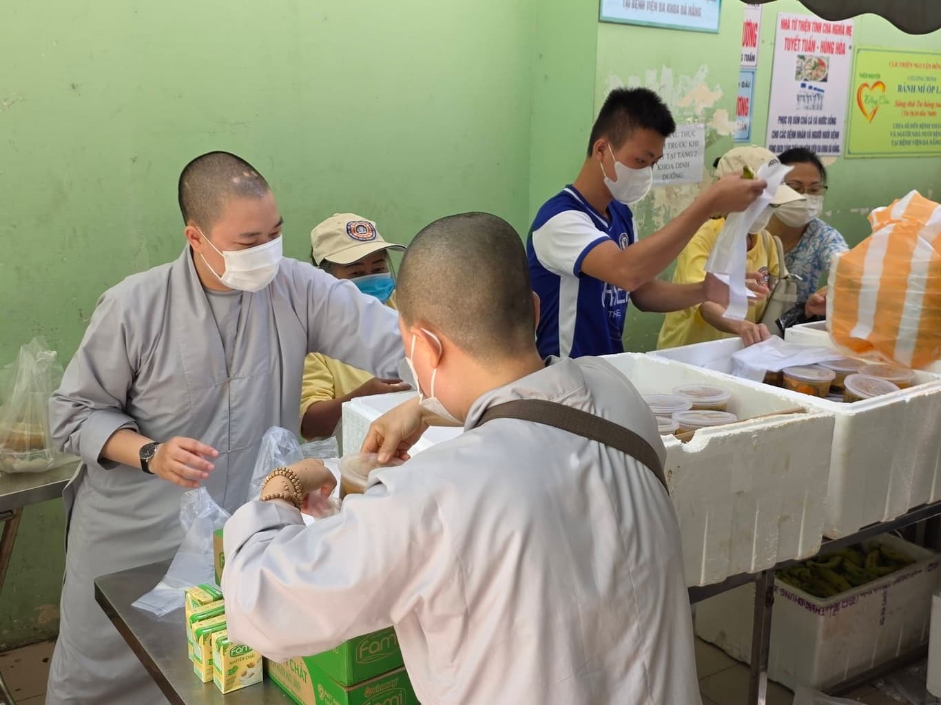 Từ thiện mùa Phật đản — 11