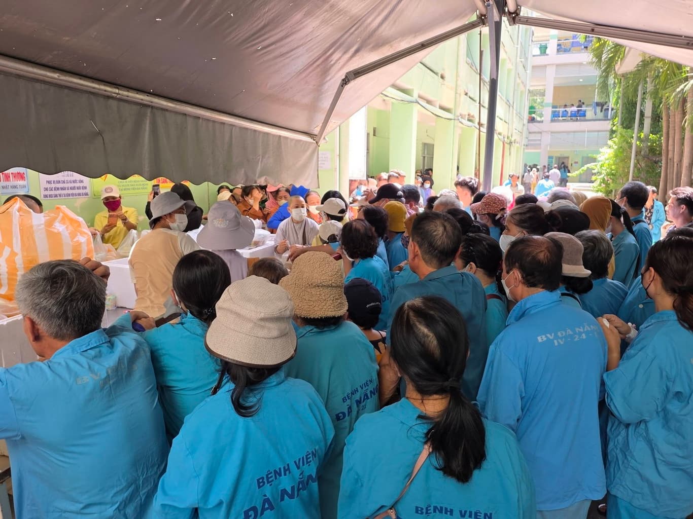 Từ thiện mùa Phật đản — 3