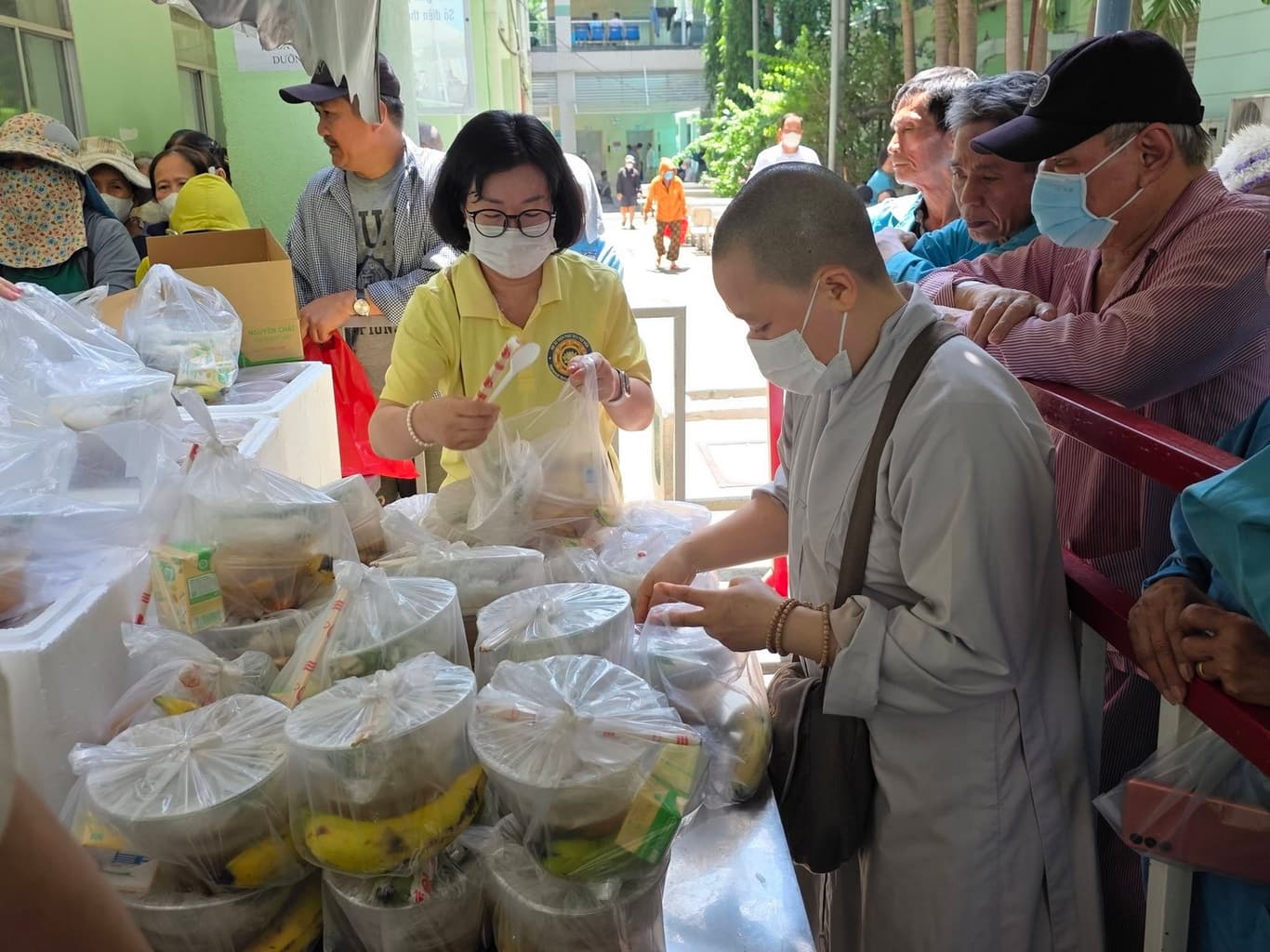Từ thiện mùa Phật đản — 2