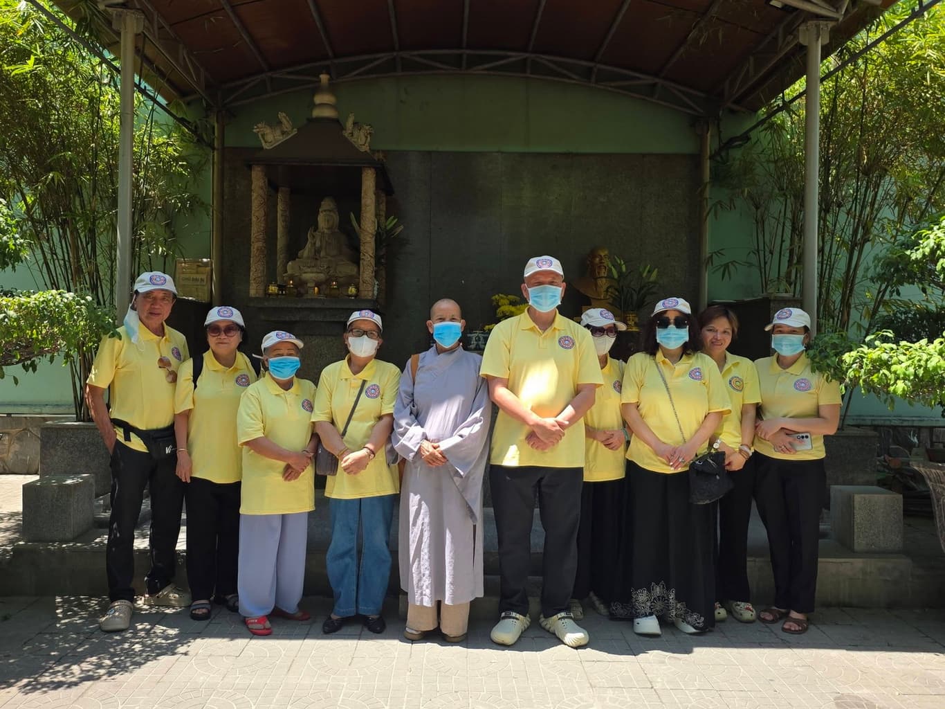 Từ thiện mùa Phật đản