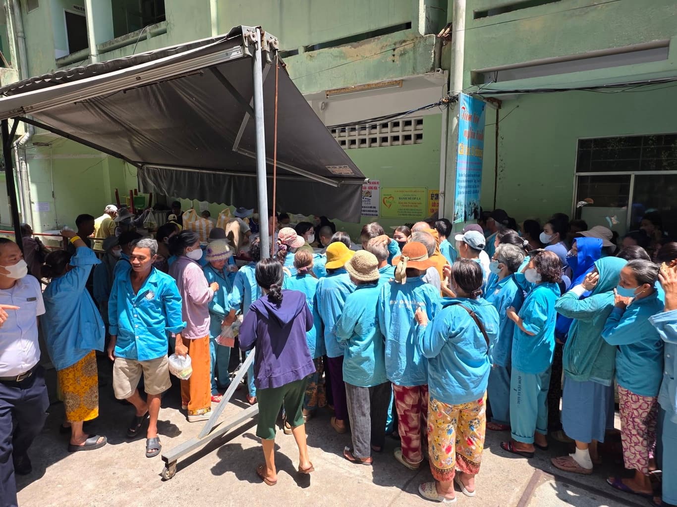 Từ thiện mùa Phật đản — 4