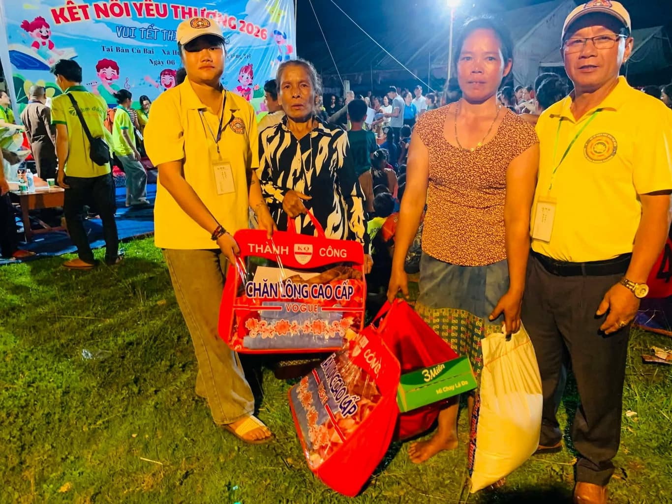 Từ thiện mùa Phật đản — 40