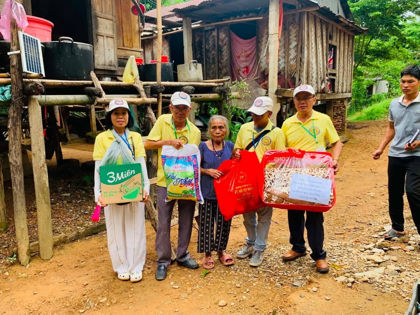 Từ thiện mùa Phật đản — 3