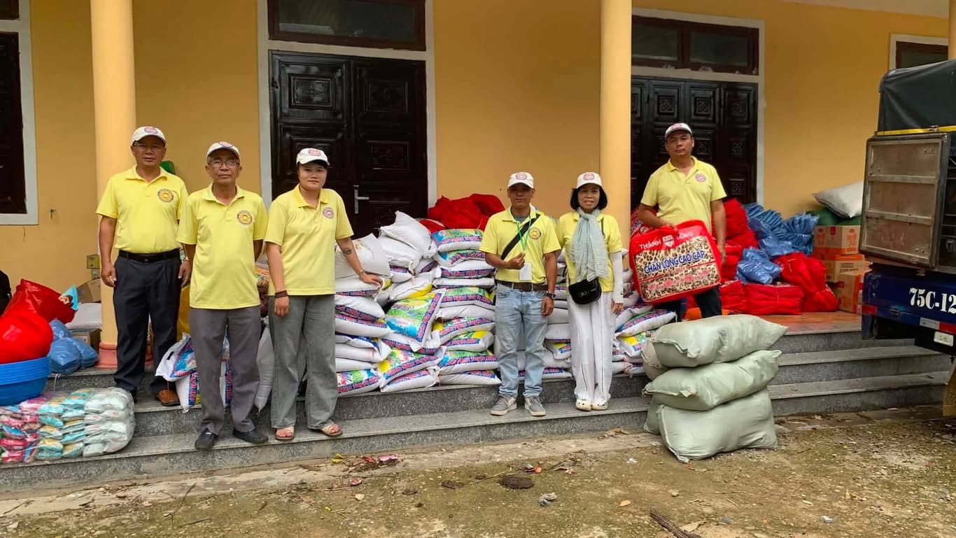 Từ thiện mùa Phật đản — 27