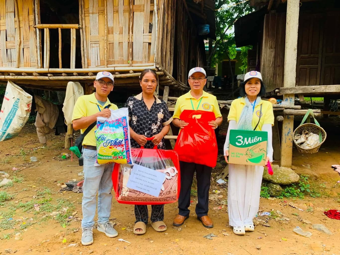Từ thiện mùa Phật đản — 11