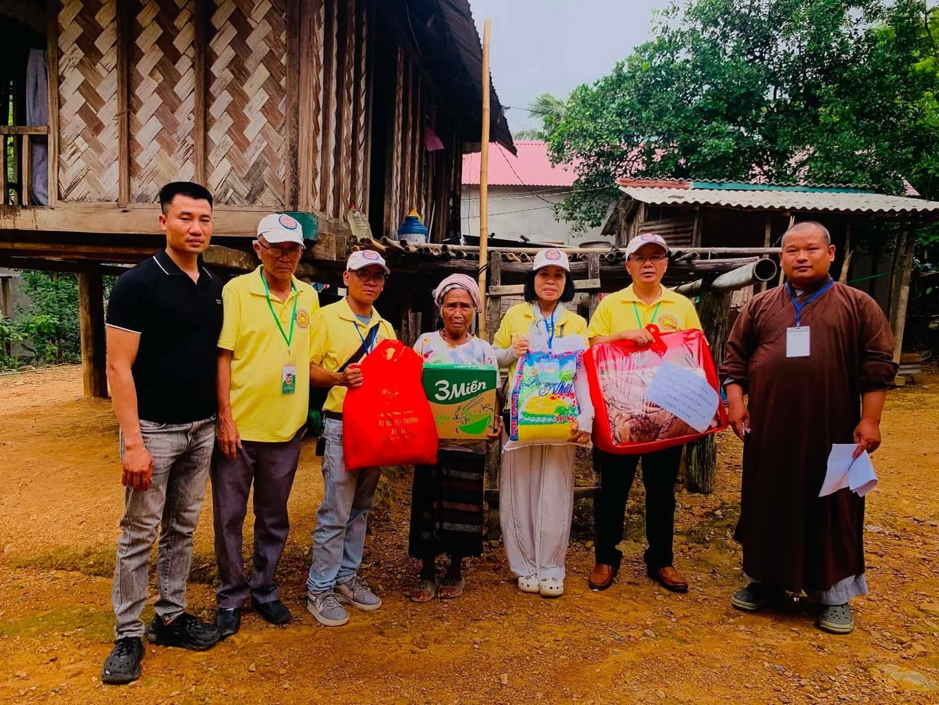 Từ thiện mùa Phật đản — 7