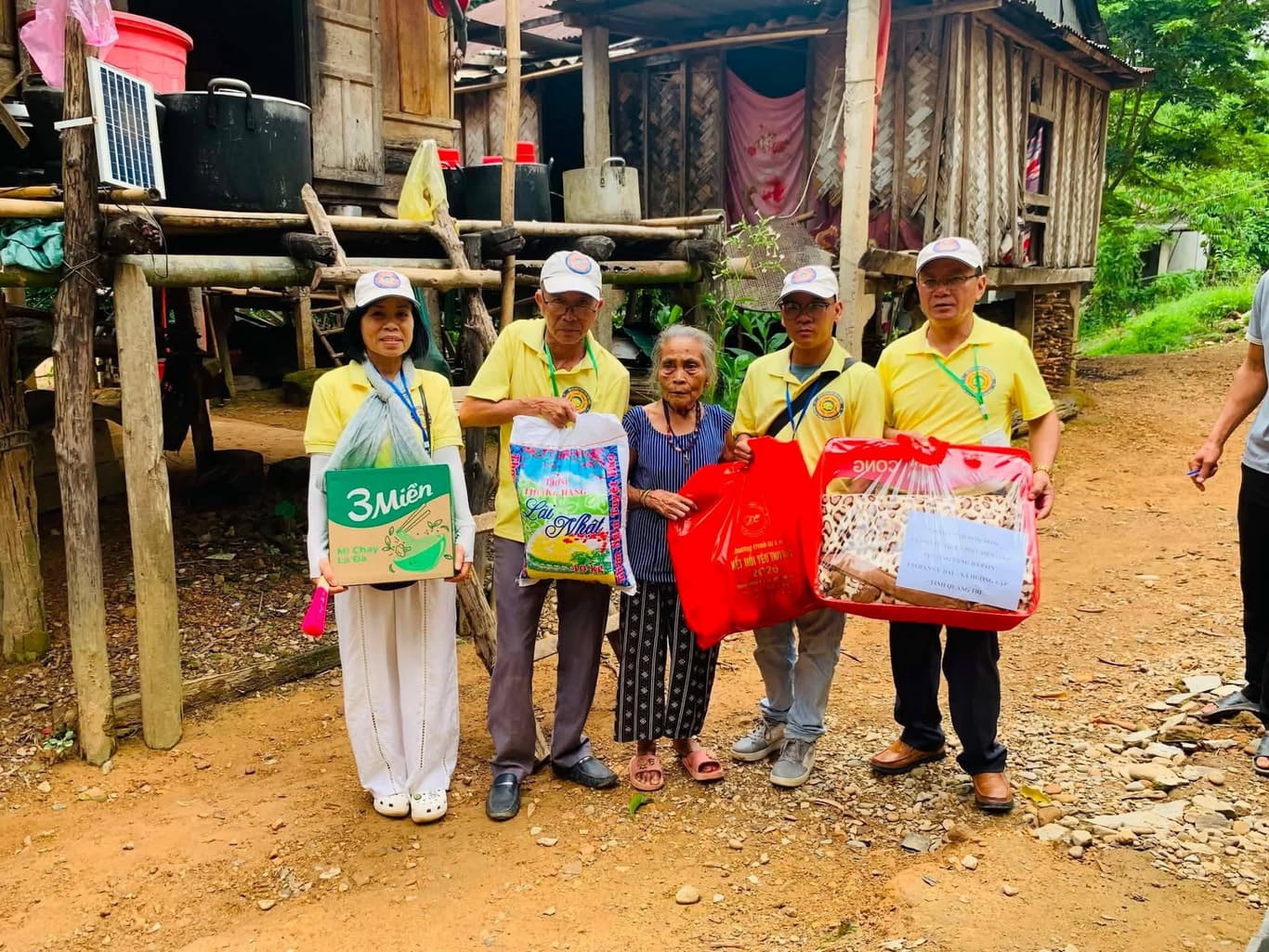 Từ thiện mùa Phật đản — 9