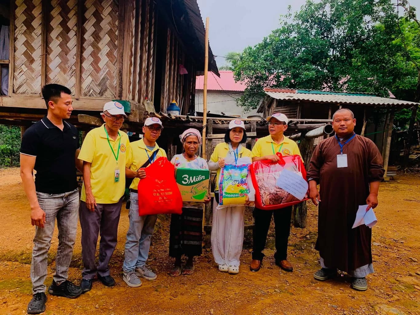 Từ thiện mùa Phật đản — 4