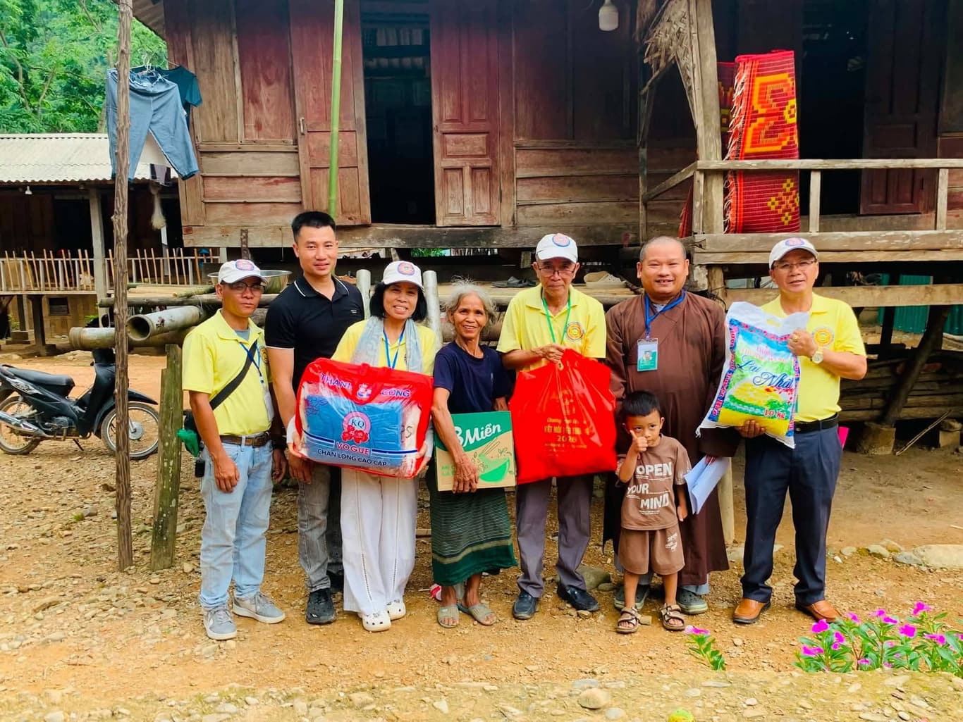 Từ thiện mùa Phật đản — 24