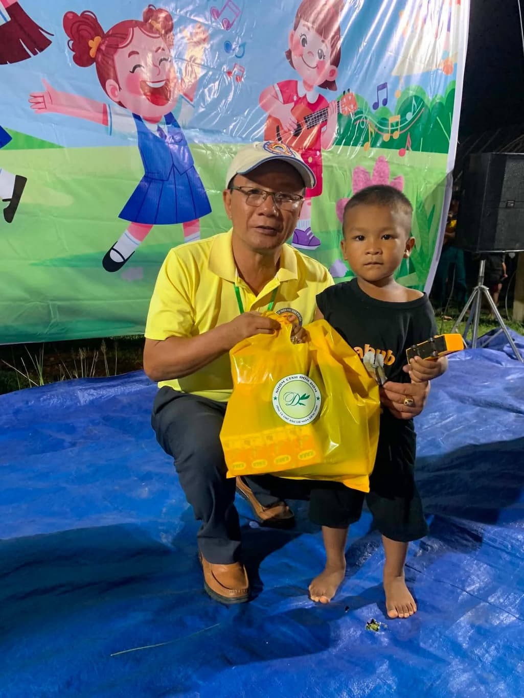Từ thiện mùa Phật đản — 33