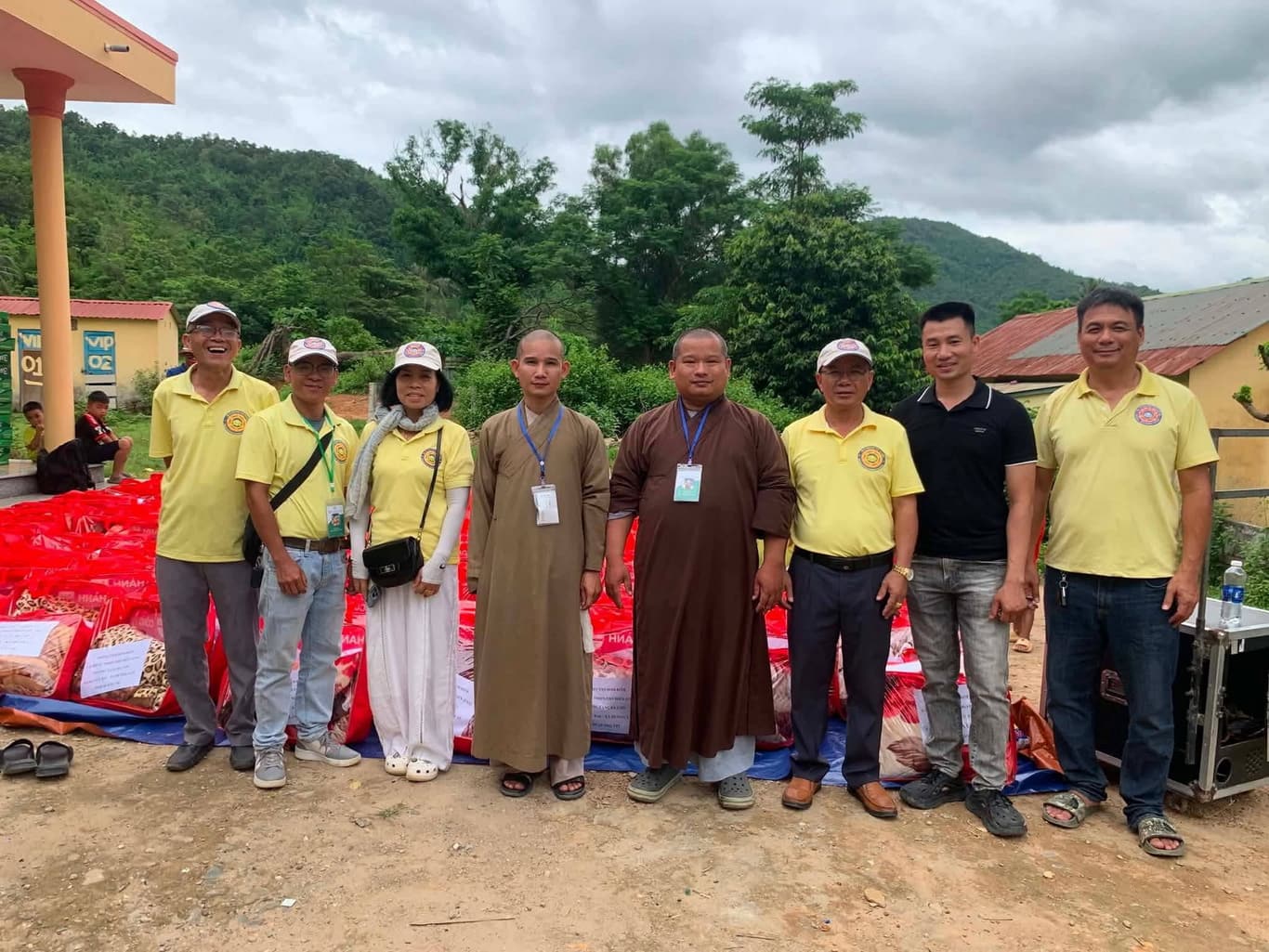 Từ thiện mùa Phật đản — 2