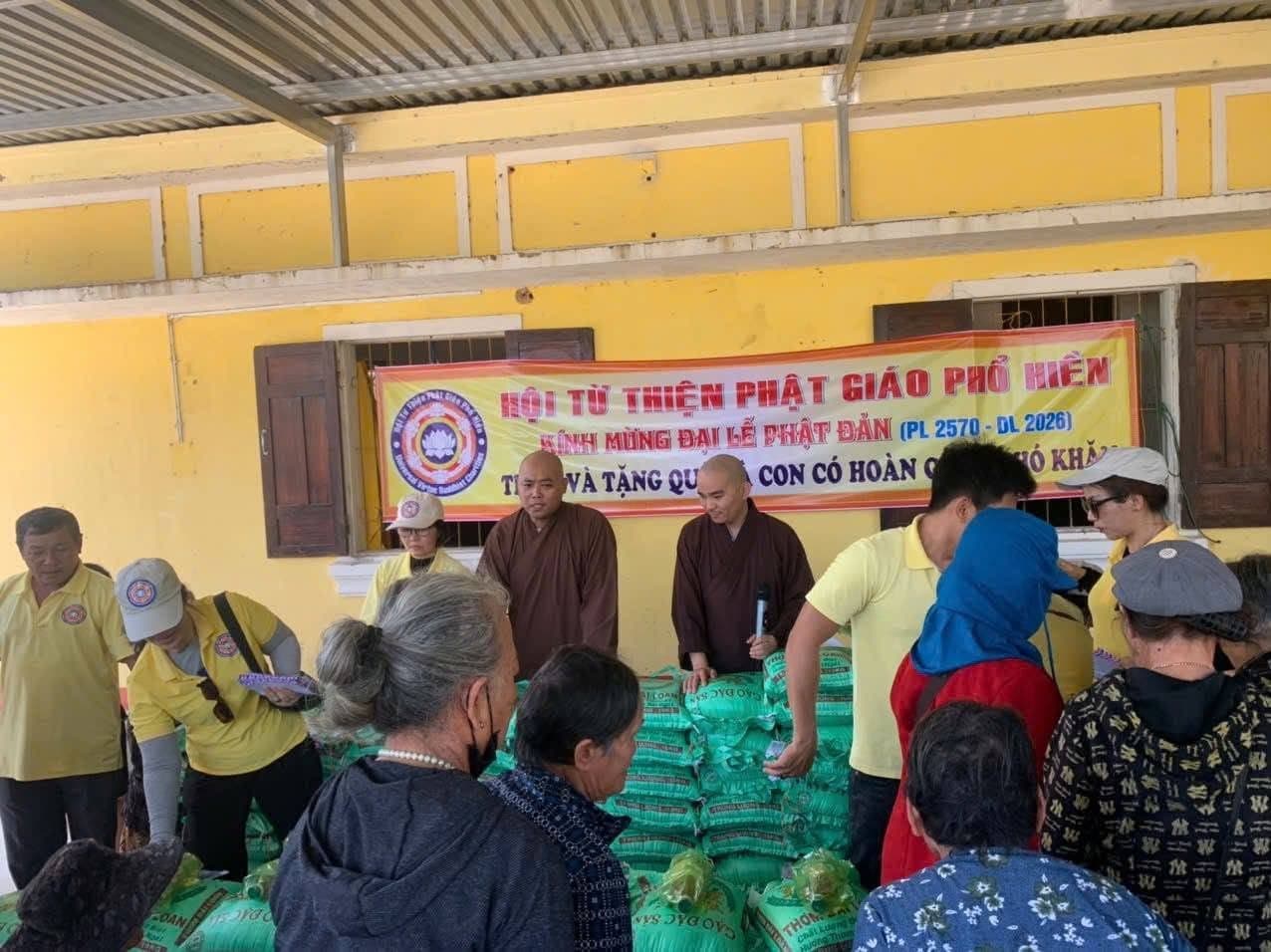 Từ thiện mùa Phật đản — 11