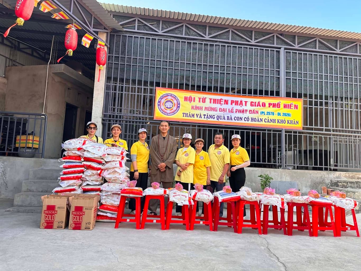 Từ thiện mùa Phật đản — 25