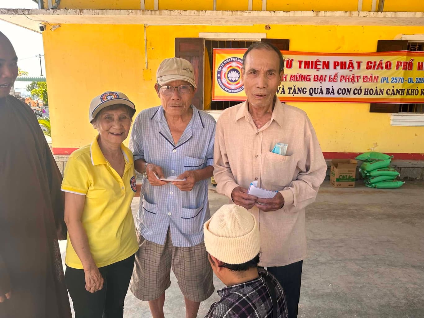 Từ thiện mùa Phật đản — 12