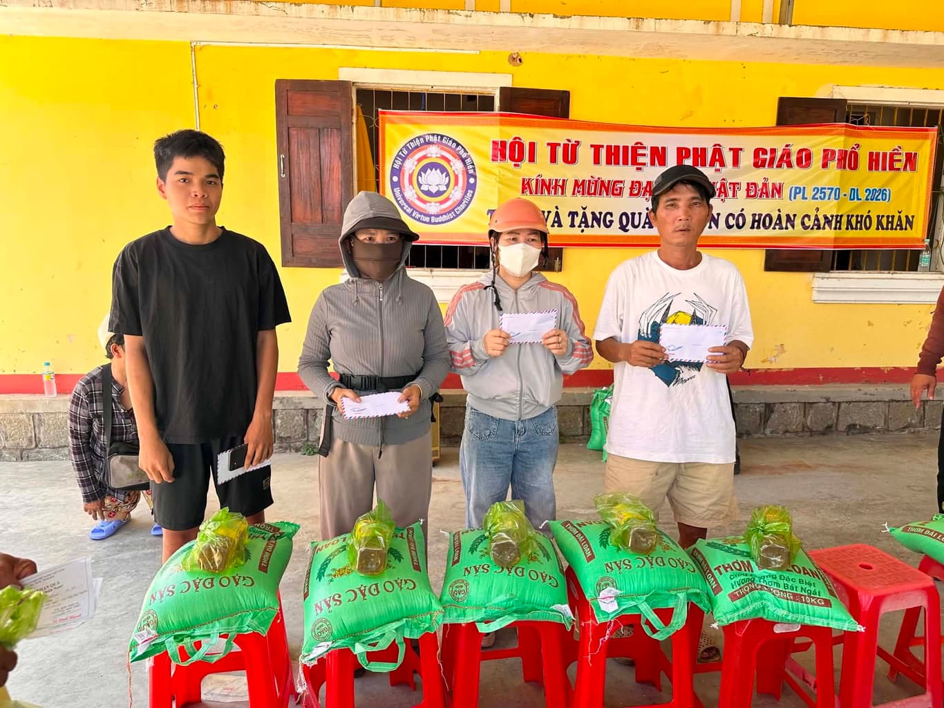 Từ thiện mùa Phật đản — 8