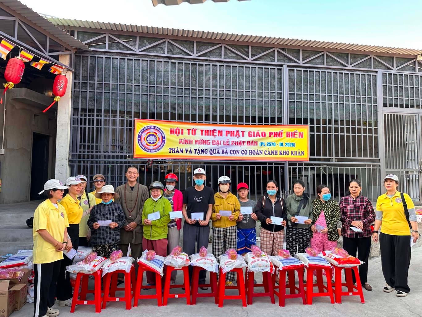 Từ thiện mùa Phật đản — 21