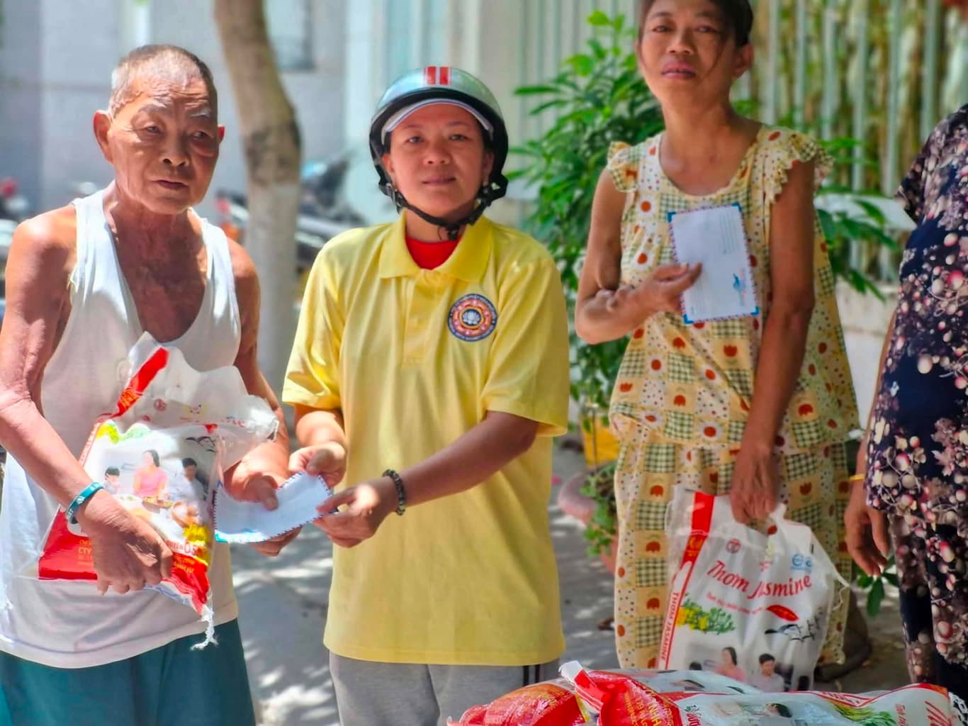 Từ thiện mùa Phật đản — 75