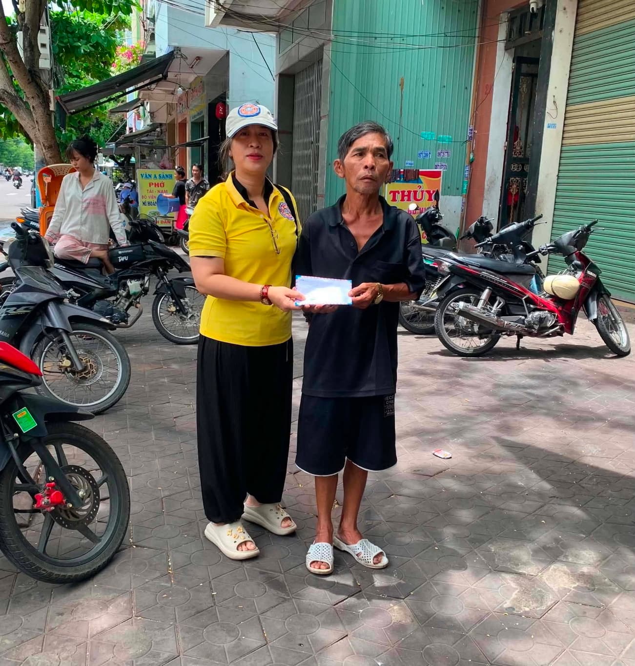 Từ thiện mùa Phật đản — 74