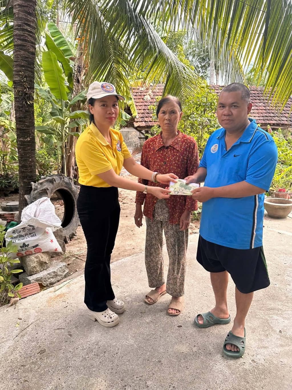 Từ thiện mùa Phật đản — 70