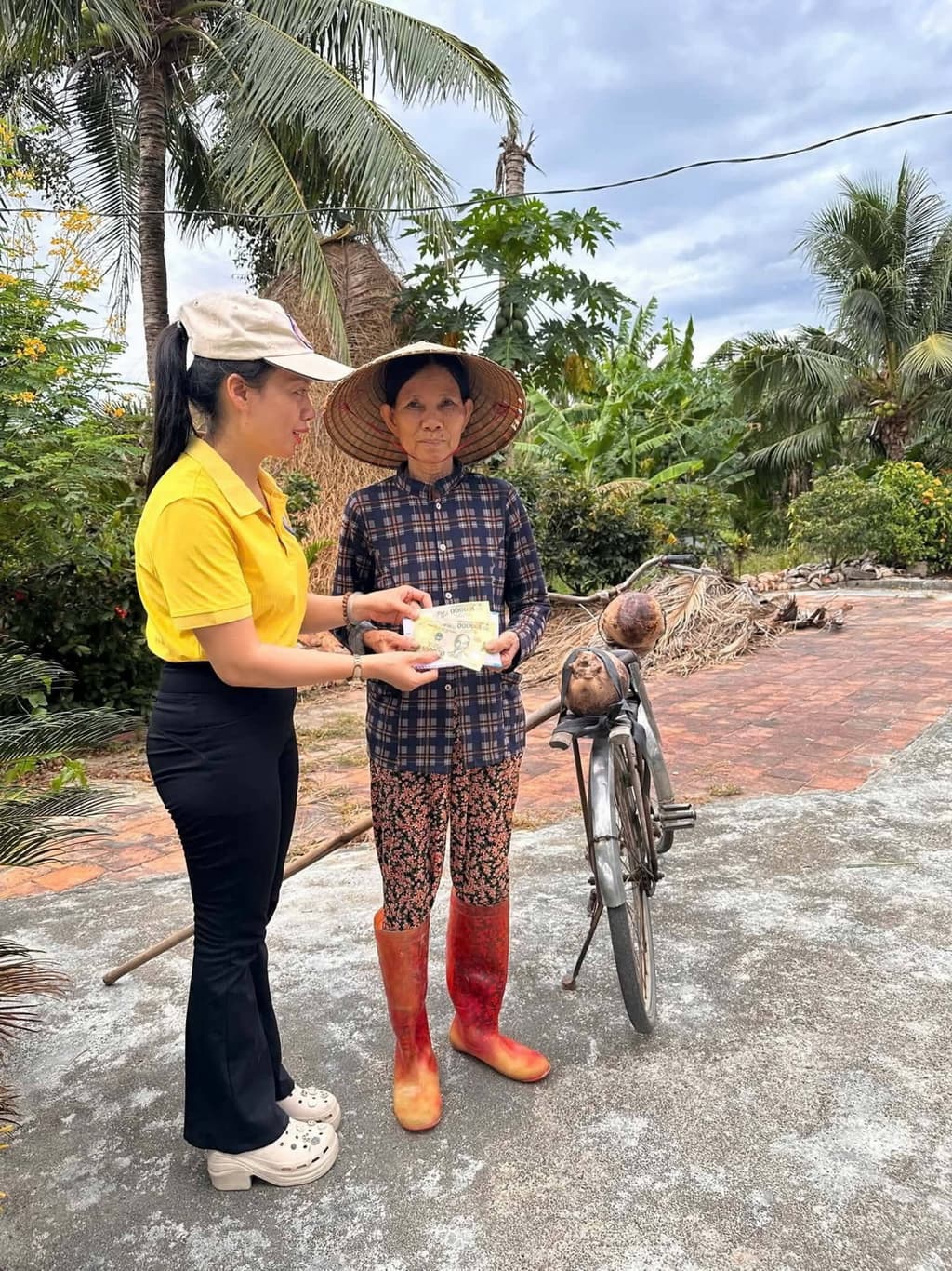 Từ thiện mùa Phật đản — 61