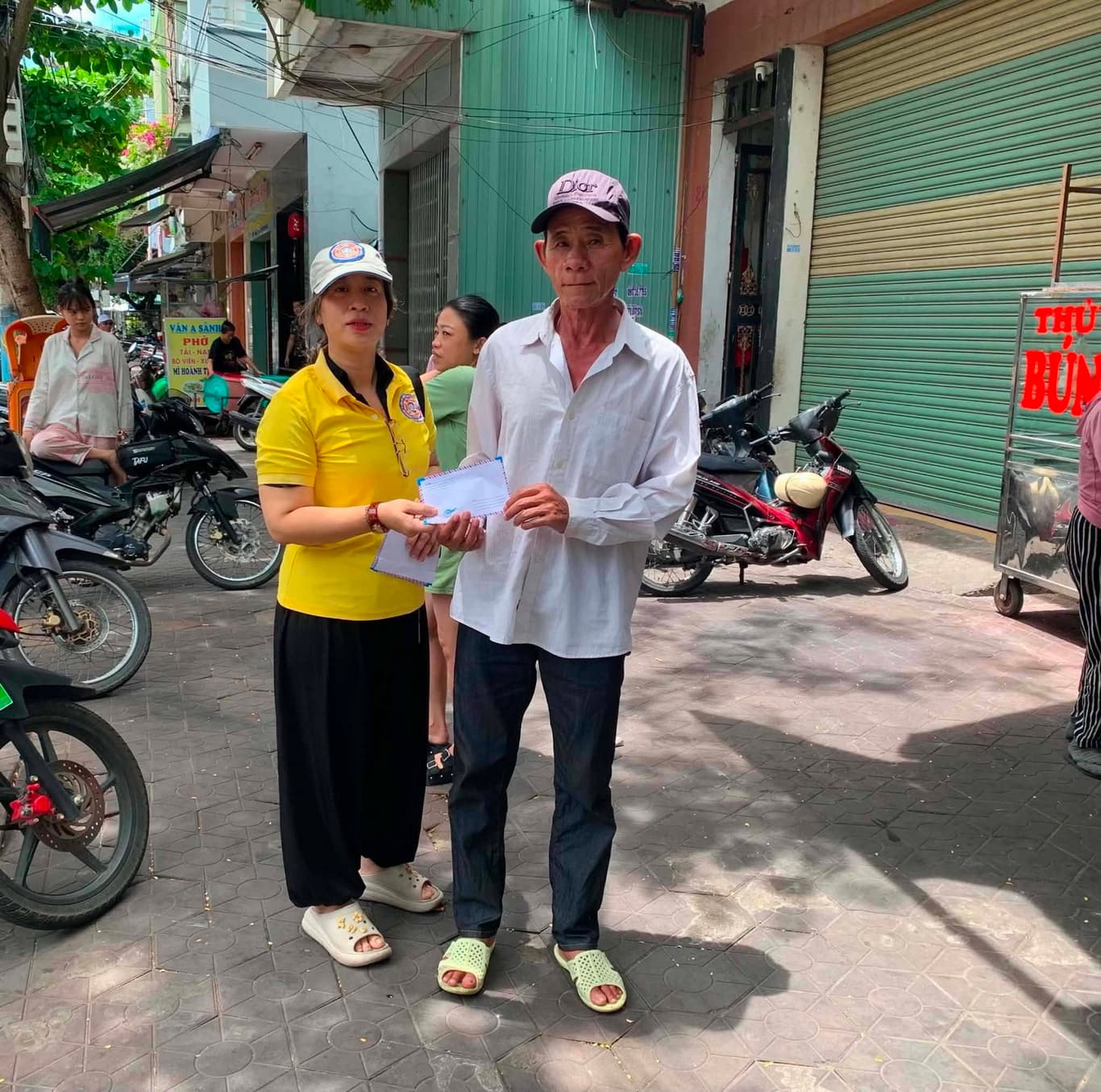Từ thiện mùa Phật đản — 37