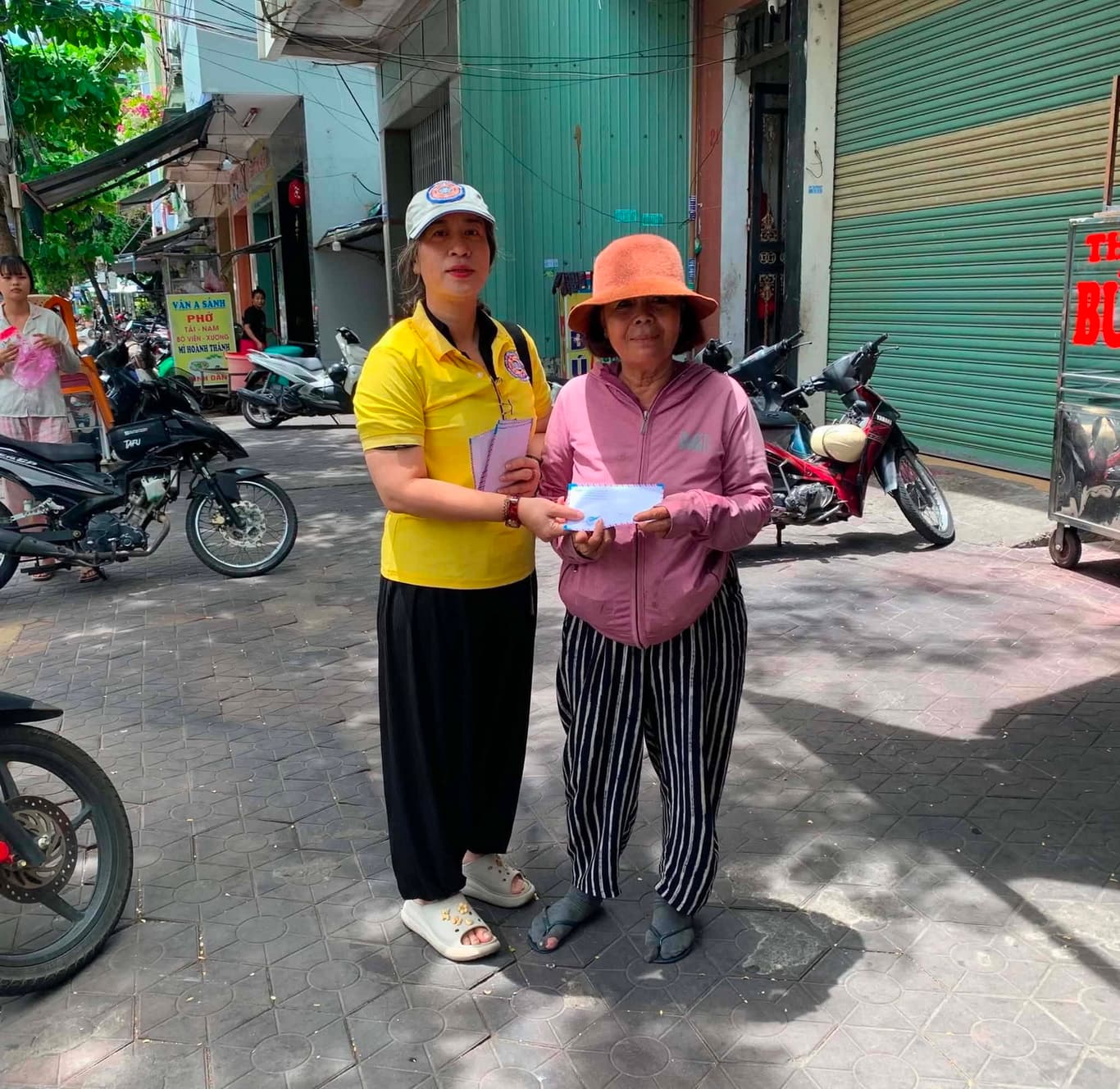Từ thiện mùa Phật đản — 28