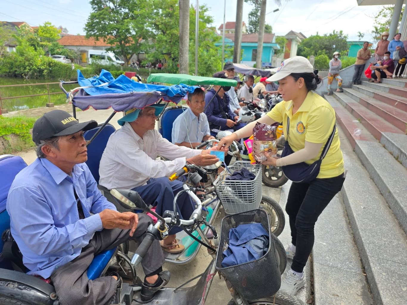 Từ thiện mùa Phật đản — 15