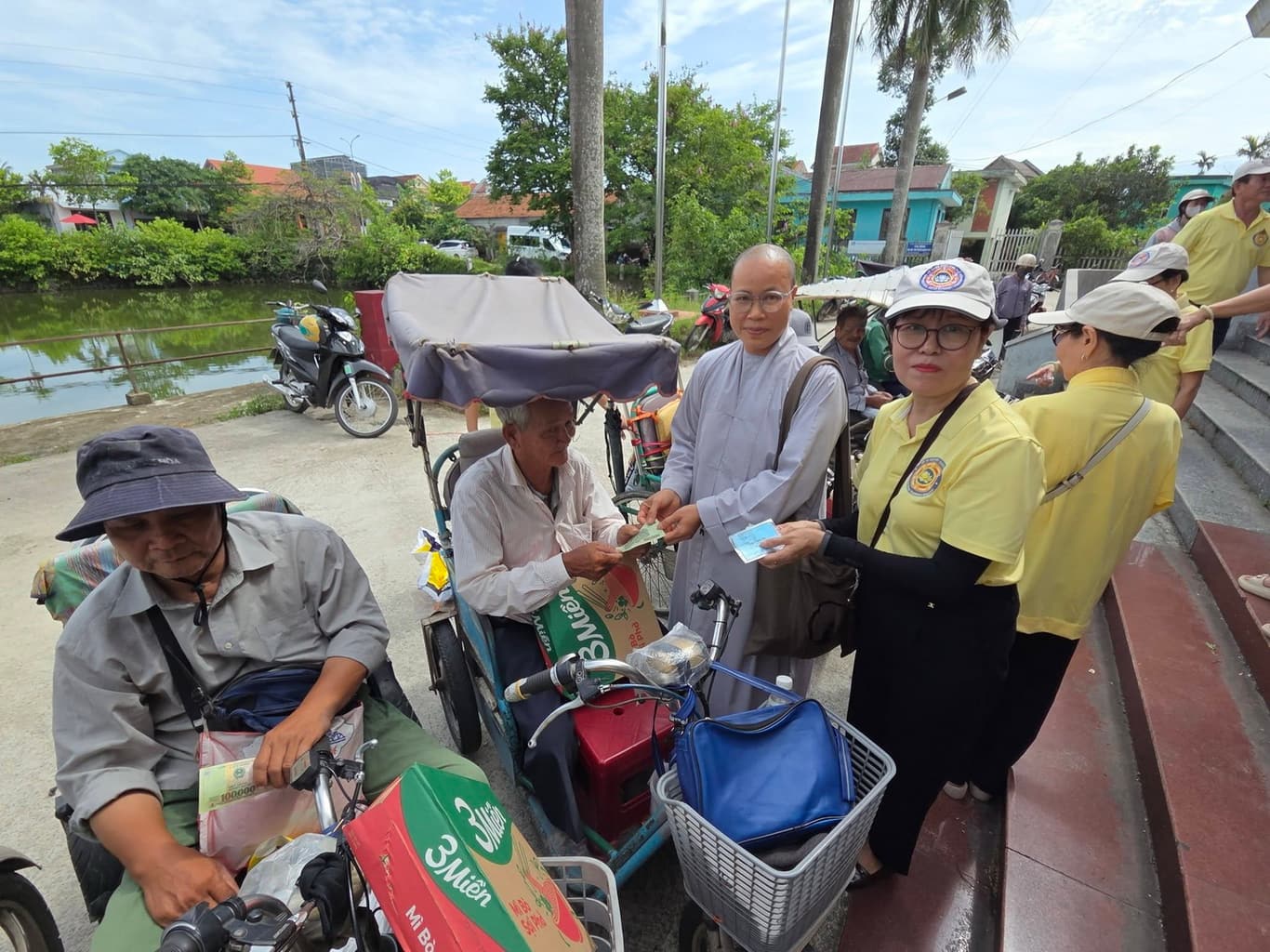 Từ thiện mùa Phật đản — 14