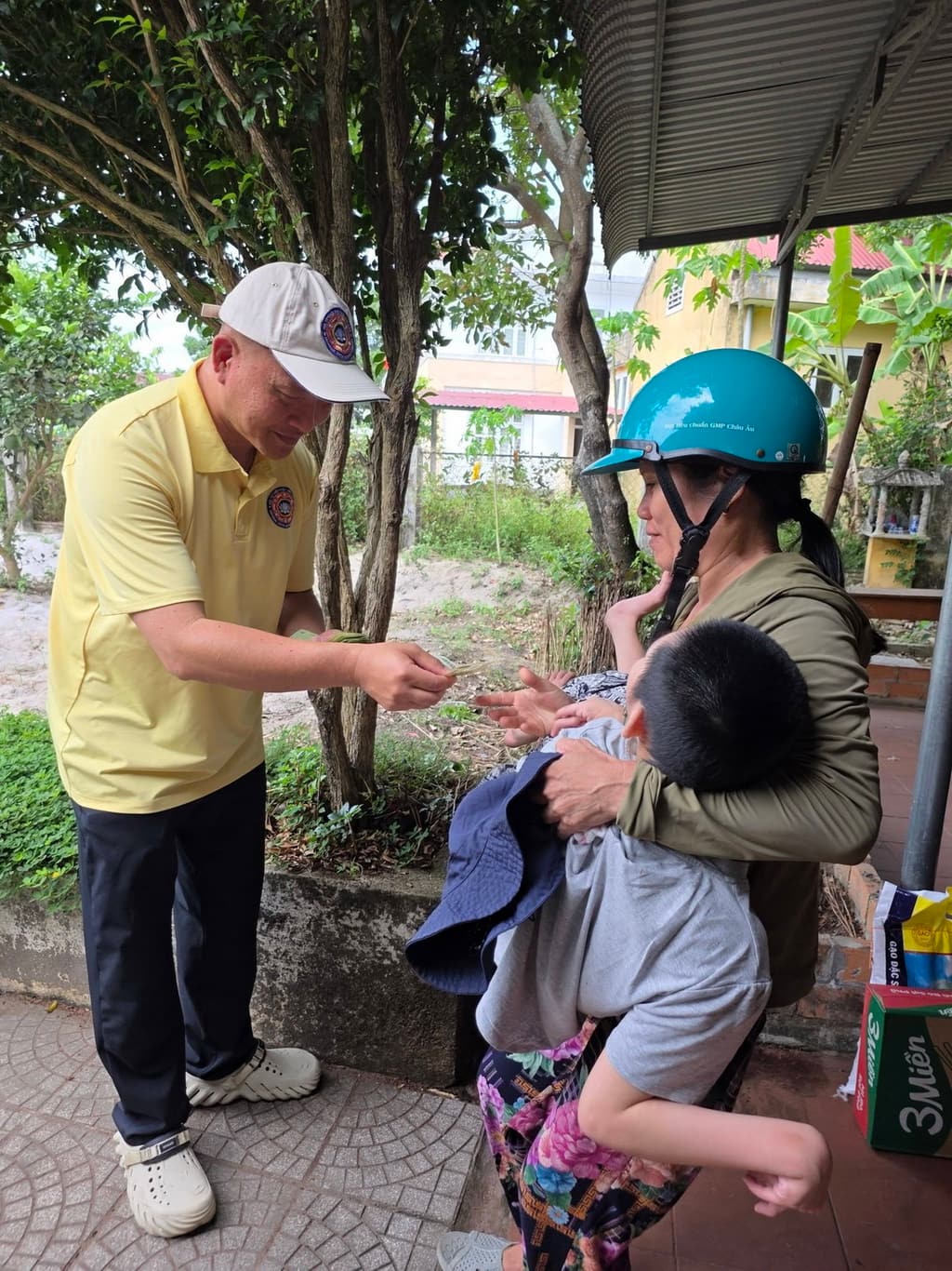 Từ thiện mùa Phật đản — 8