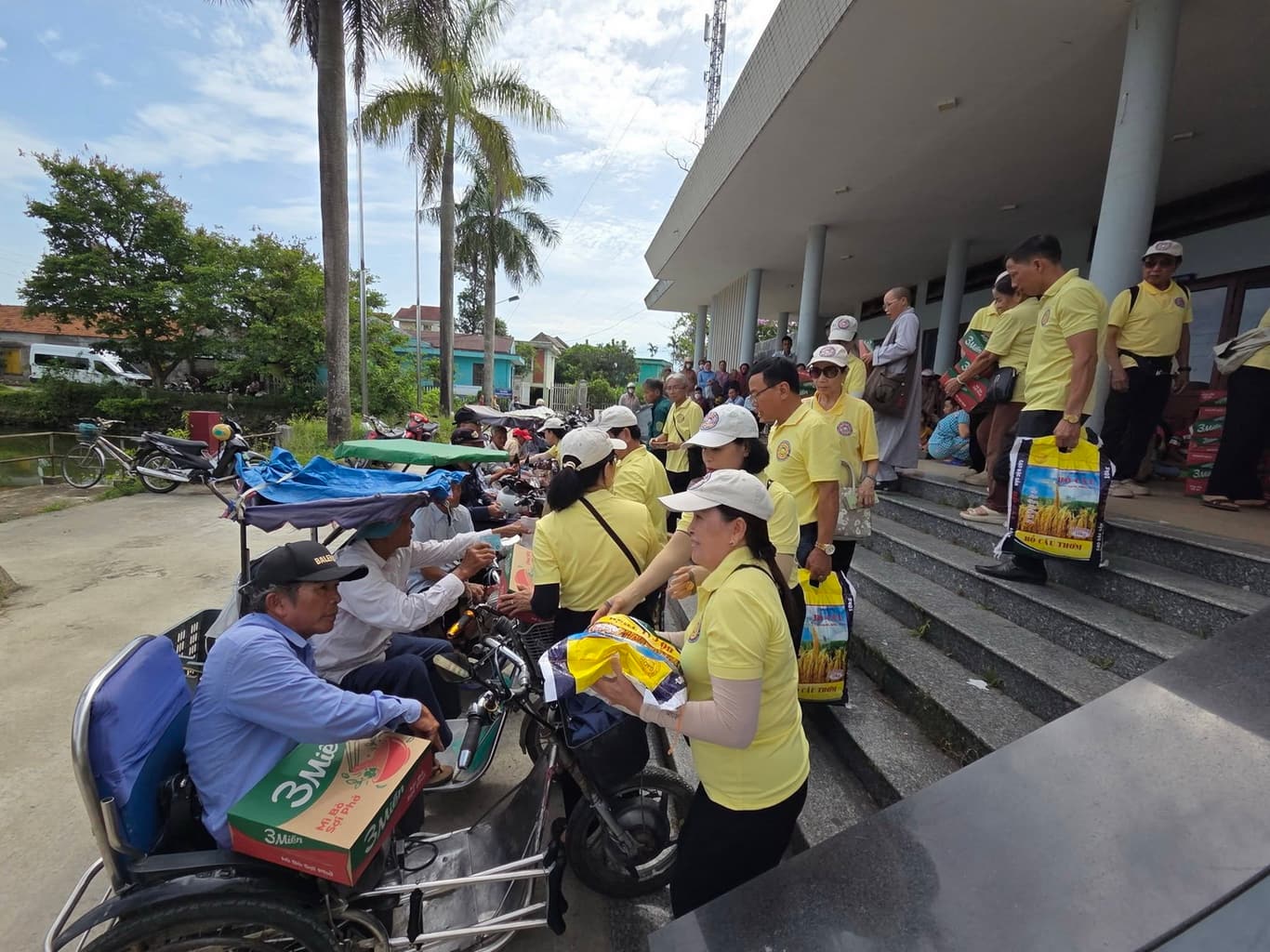 Từ thiện mùa Phật đản — 20