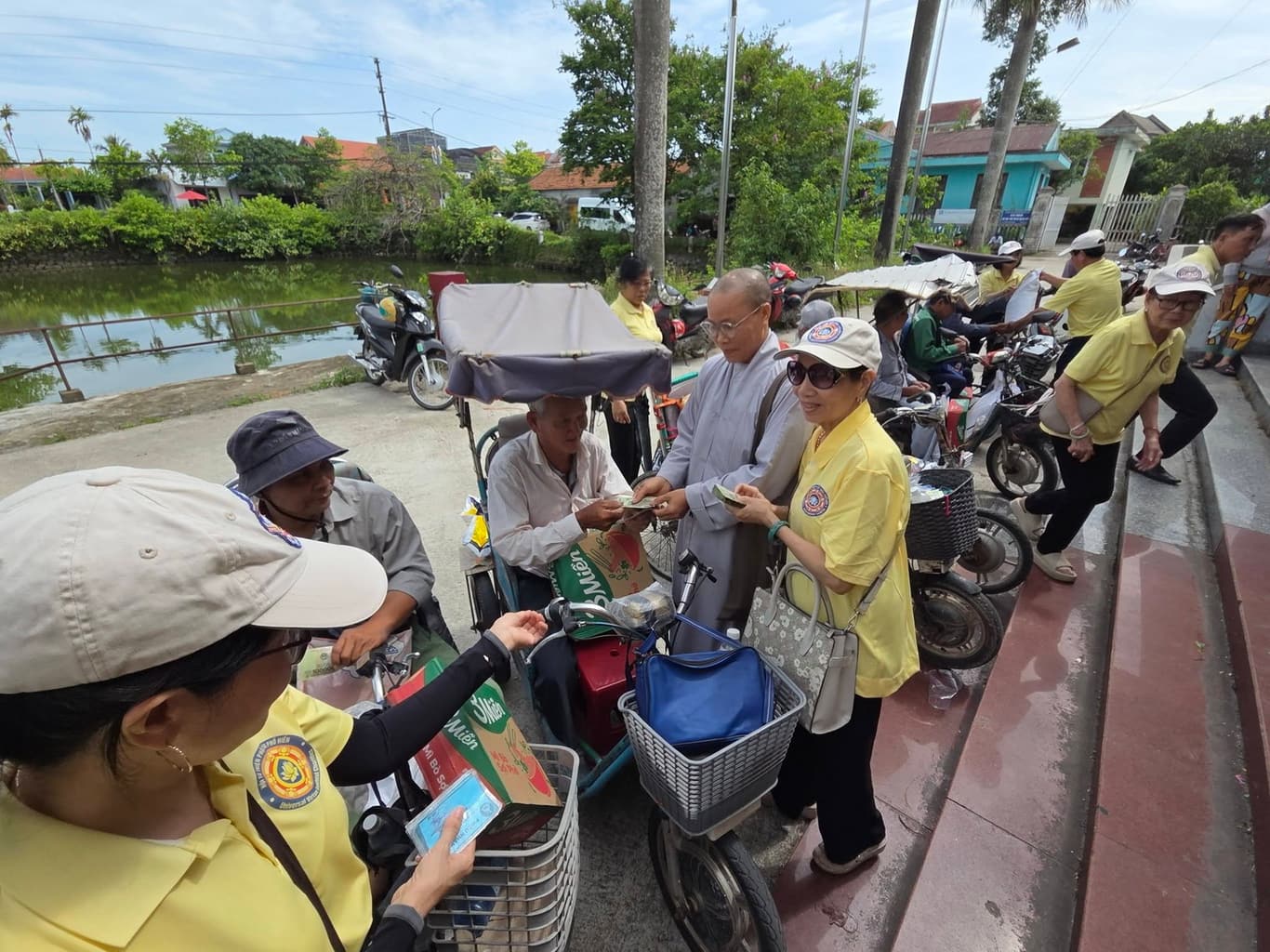 Từ thiện mùa Phật đản — 18