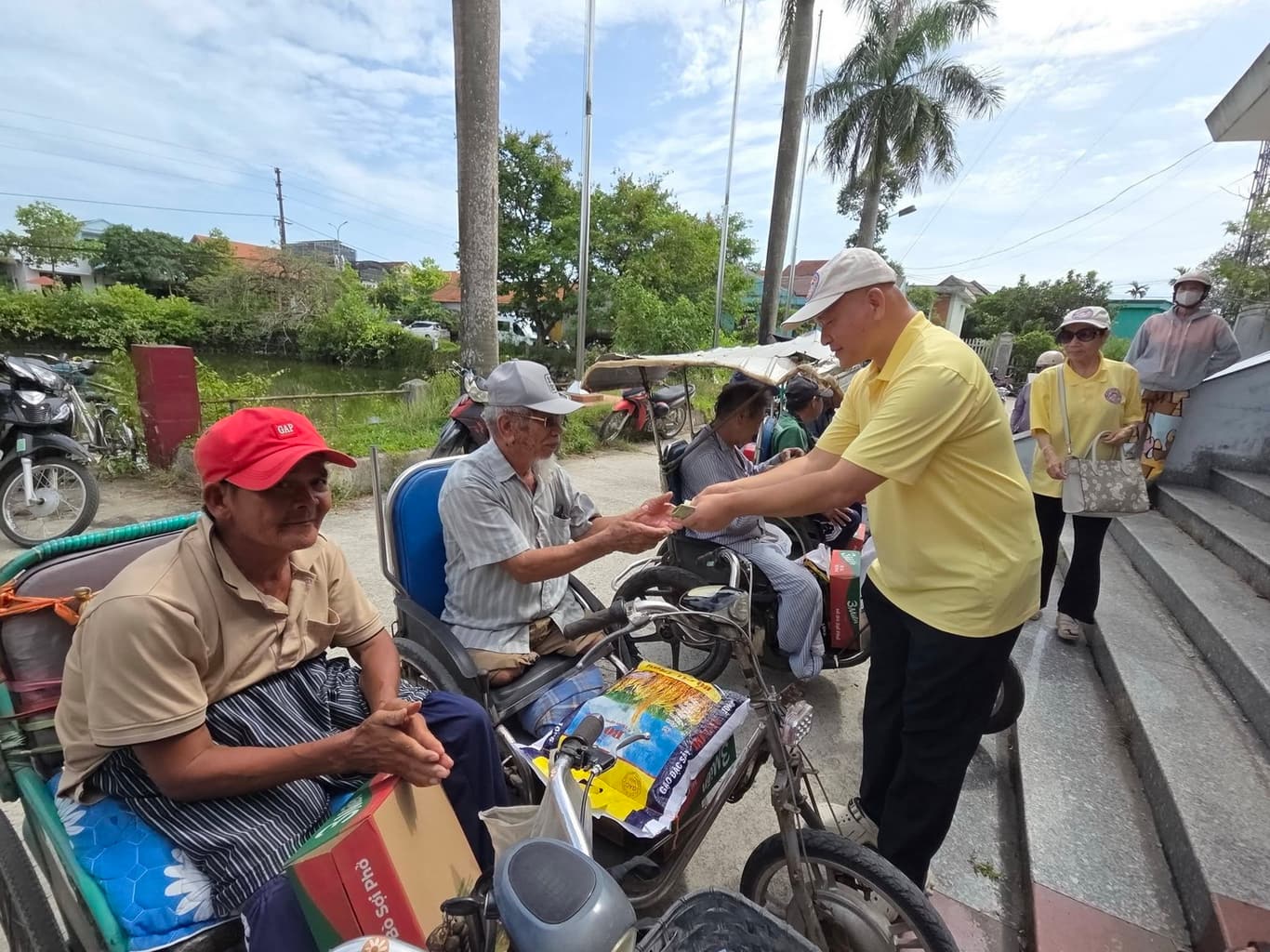 Từ thiện mùa Phật đản — 19