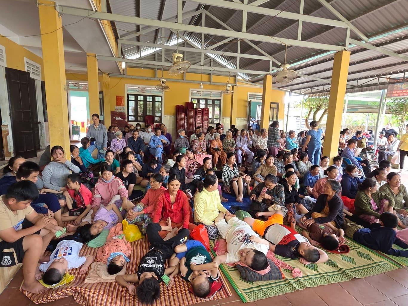 Từ thiện mùa Phật đản — 3