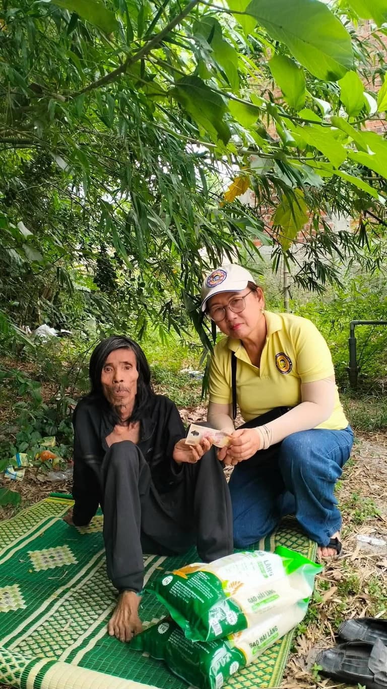 Từ thiện mùa Phật đản — 69