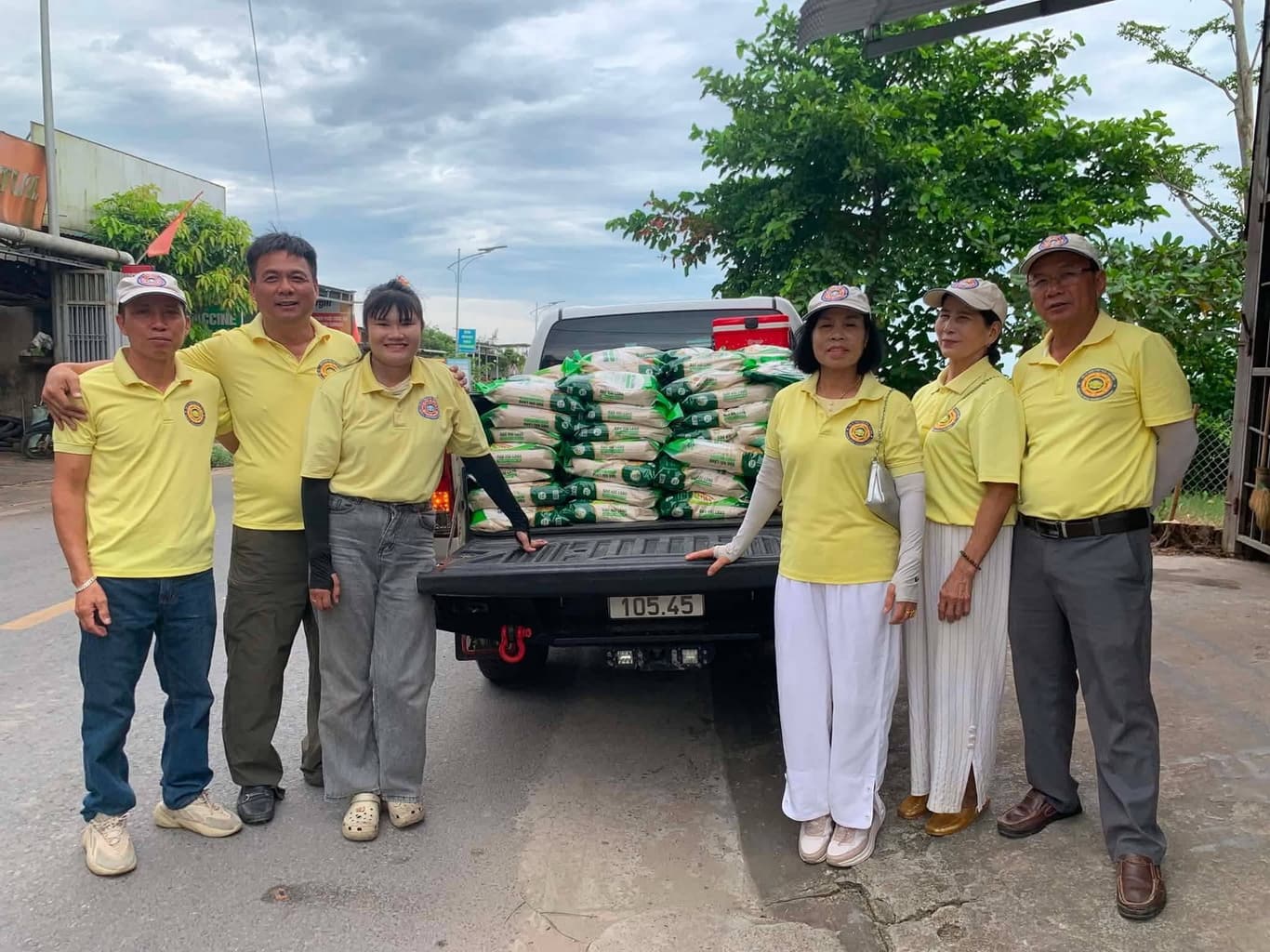 Từ thiện mùa Phật đản — 4