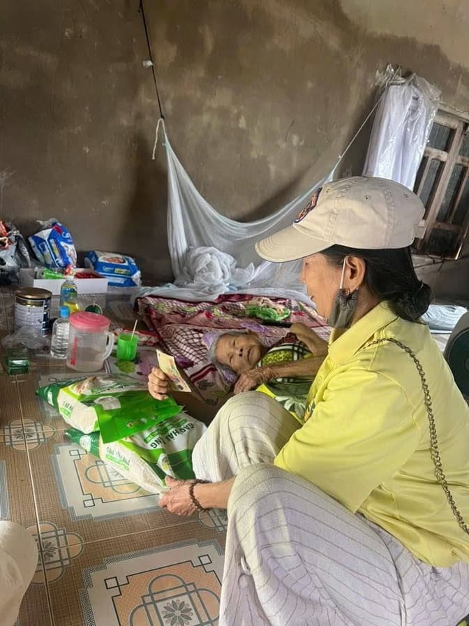 Từ thiện mùa Phật đản — 65