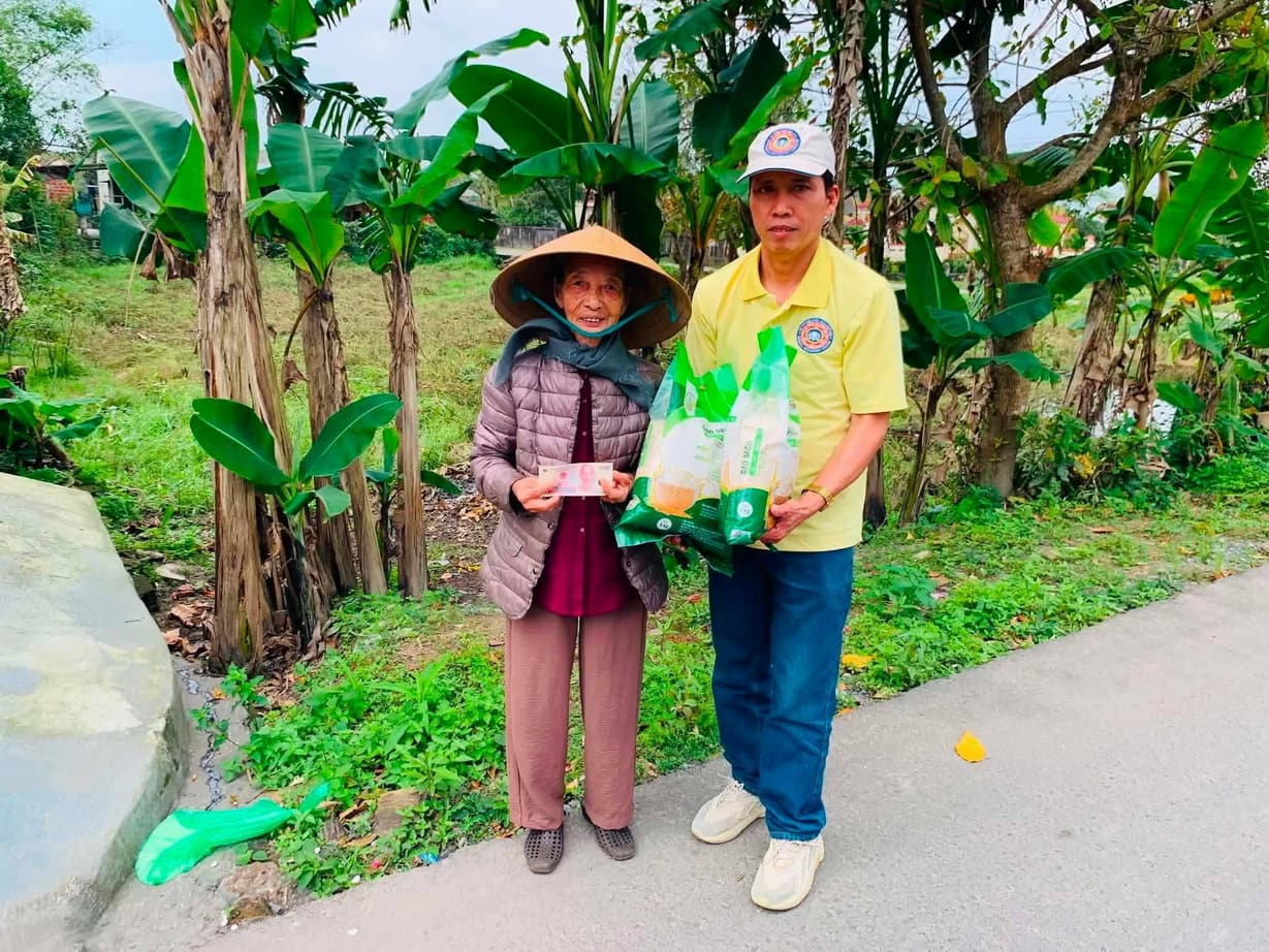 Từ thiện mùa Phật đản — 147