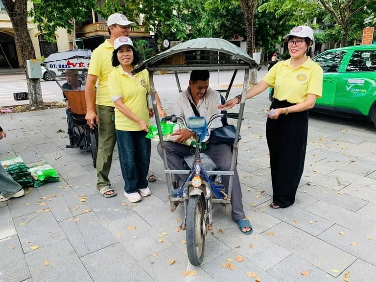 Từ thiện mùa Phật đản — 145