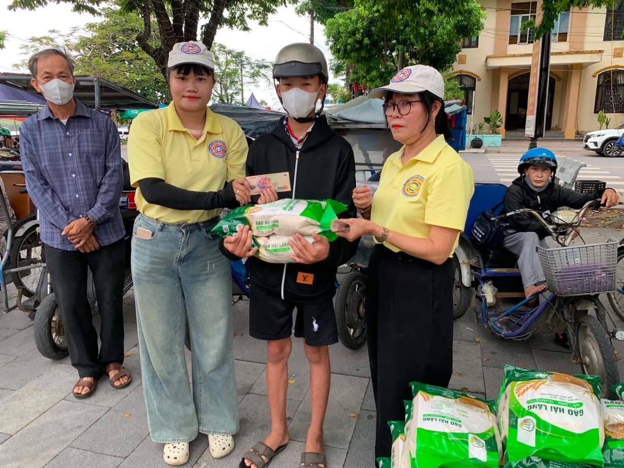 Từ thiện mùa Phật đản — 144